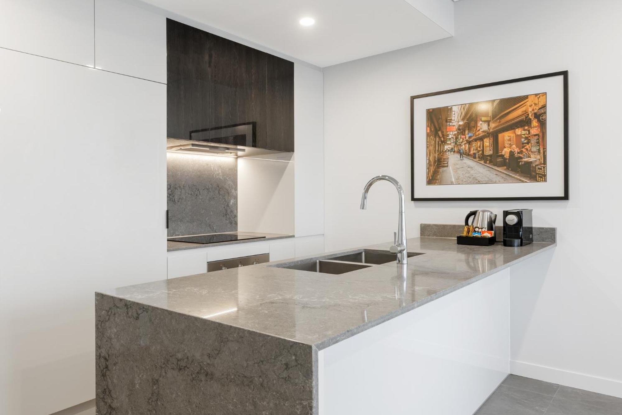 Meriton Suites เมลเบิร์น ภายนอก รูปภาพ A kitchen in a typical apartment