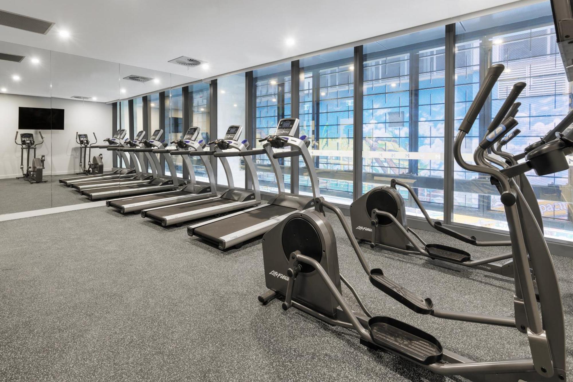 Meriton Suites เมลเบิร์น ภายนอก รูปภาพ A gym in a hotel