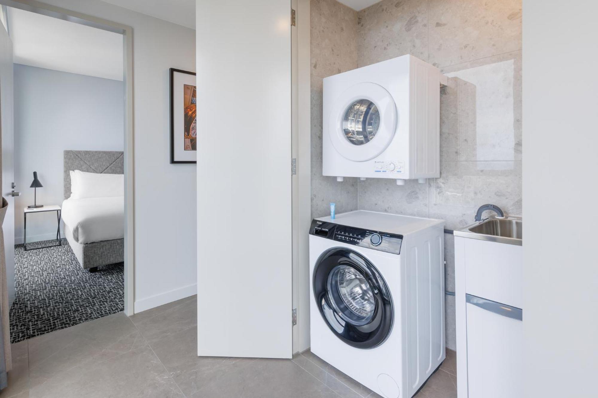 Meriton Suites เมลเบิร์น ภายนอก รูปภาพ A washing machine